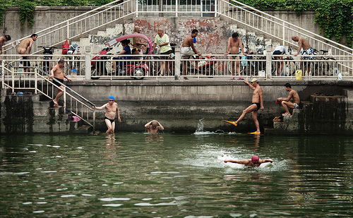 Mannen in het water by Jonathan Kos on photopin